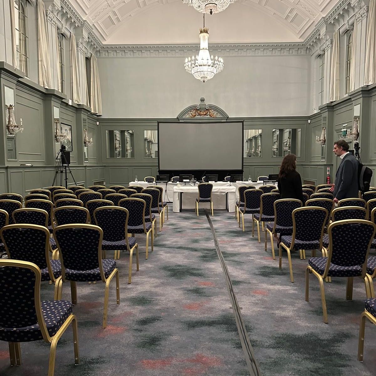 💥Week Four 💥

Monday - Brighton for a PINs Hearing 

Tuesday - Travel Day 🚗

Wednesday - Built a selfie frame, &amp; used the circular saw - yay!

Thursday - Kit Prep for #London next week 

Friday - Onboarding lamps 💡 &amp; learning all about Sales 

Last week next week 😭 - Jas 🦕