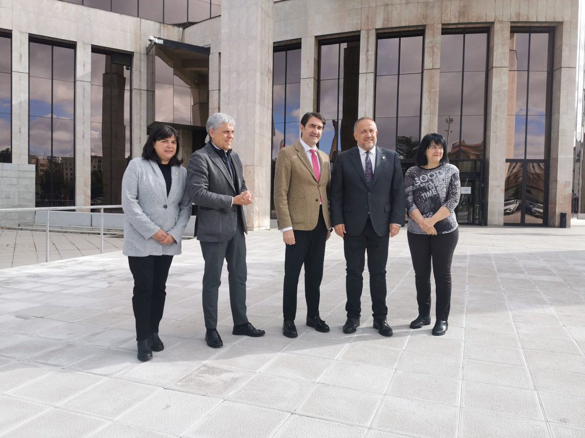 🚰 El presidente de la #DiputaciónDeLeón, Gerardo Álvarez Courel, acompañado por la diputada Lucía Osorio, firma el protocolo para la redacción y desarrollo de un plan general de abastecimiento de agua potable en la provincia.