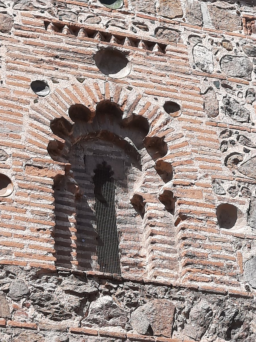 Ventana gotico-mudéjar de la Iglesia de Santiago en Talavera de la Reina. Construida en el siglo XIV.