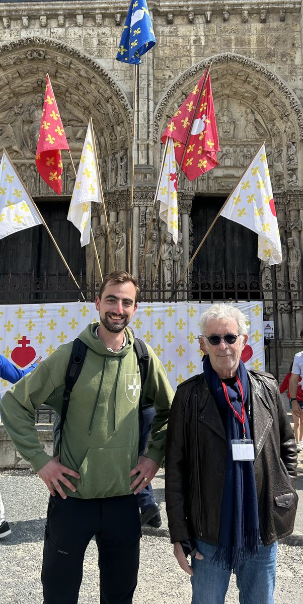 Devant la cathédrale de #Chartres, Jean-Pax Méfret, le chanteur de l’Occident, rencontre Henri d’Anselme, le héros au sac à dos (Credit Ch. Mefret) #NDC2024