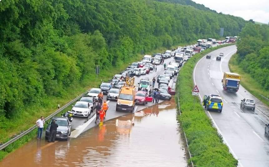 Was Autofahrer gegen das Wasser unternehmen könnten: - von der Strasse tragen - einfach drüber fahren - mit Wasserwerfer beschiessen - mit Surströmming wegekeln - abwarten bis es auf Toilette muss - Getränken mit Abführmittel reichen #Saarland #Hochwasser #Starkregen #Klimawandel