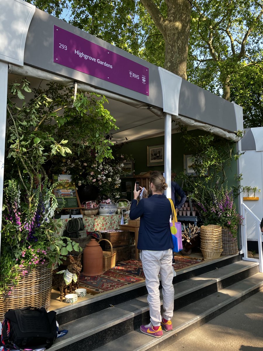 ⁦it’s a beautiful morning at #RHSChelsea ⁦@KarenJGardner⁩ is reporting for local BBC Radio ⁦@The_RHS⁩ #RHSChelsea ⁦@BBCWiltshire⁩ ⁦@BBCGlos⁩ ⁦@HoratiosGarden⁩ ⁦@HighgroveGarden⁩ ☀️🌻🌹💐🌸🌺🌼