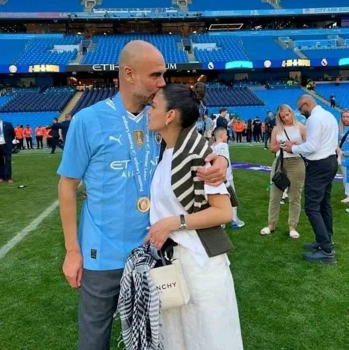 rmq19's tweet photo. من المضحكات المبكيات😥
في بلد الكفار 
- إبنة غوارديولا حاضرة في احتفالات الفوز بالبريميرليغ بالكوفية الفلسـ.طينية اليوم ✅ ..
في بلد الذين آمنوا:
- طرد زوجة سيف الدين الجزيري من الملعب بسبب ارتدائها الكوفية الفلسـ.طينية ❌ . https://t.co/DVcDa4D49g