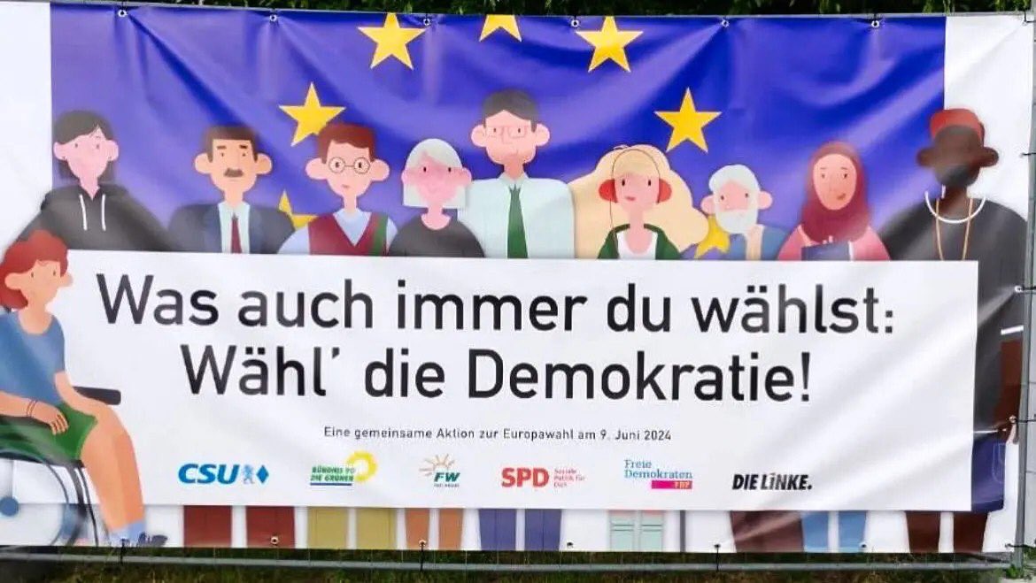 ‼️  🇩🇪  Rückkehr der DDR? Die „demokratische Front“ atomisiert Deutschland 

'Da ist sie wieder: die Nationale Front. So vielleicht ein erster Gedanke, wenn man einen Blick auf ein Plakat zur EU-Parlamentswahl im Landkreis Roth schaut. Unter Figuren im Comicstil der Aufruf: „Was