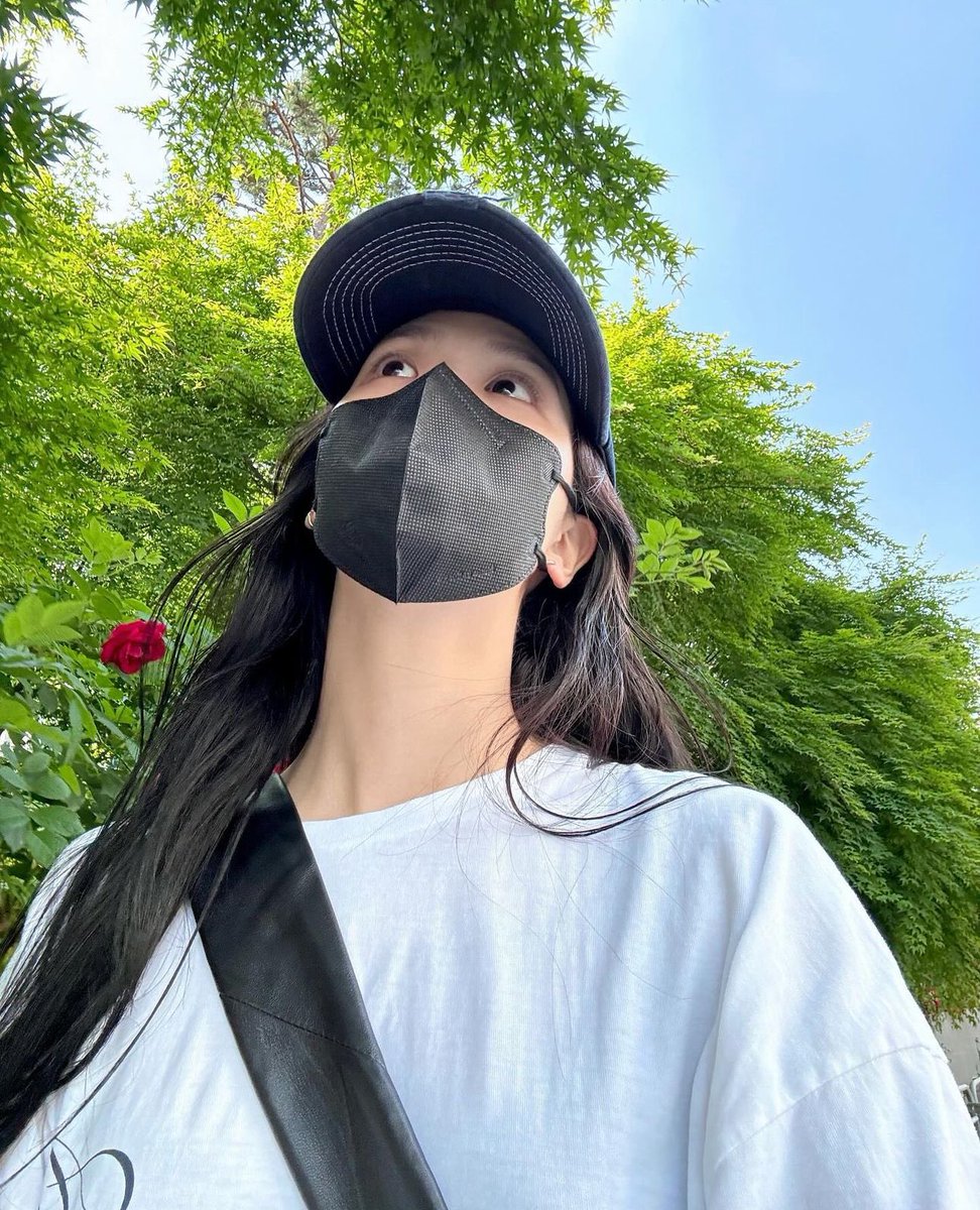 Oversized white tee, black sling bag, black mask and cap, why is she holyhaein-coded here 😅😂