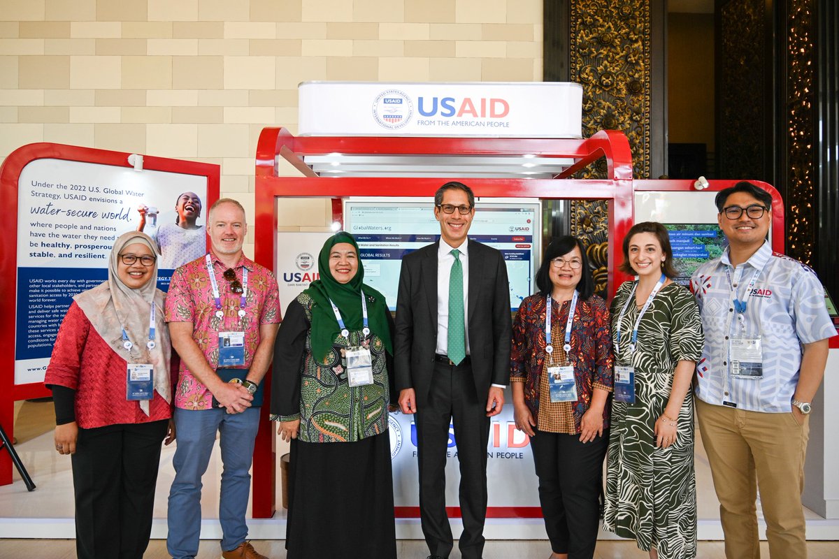 CDA Michael Kleine @usembassyjkt, @USAID Global Water Coordinator Nancy Eslick, and #PakJeff were delighted to meet the #WWF10 delegation who stopped by the @USAID @airsanitasi booth.

🇺🇸 🇮🇩#IndonesiaUSA75 #WaterForAll
@WWaterForum10 @USAID @airsanitasi @usembassyjkt @USConGenSby