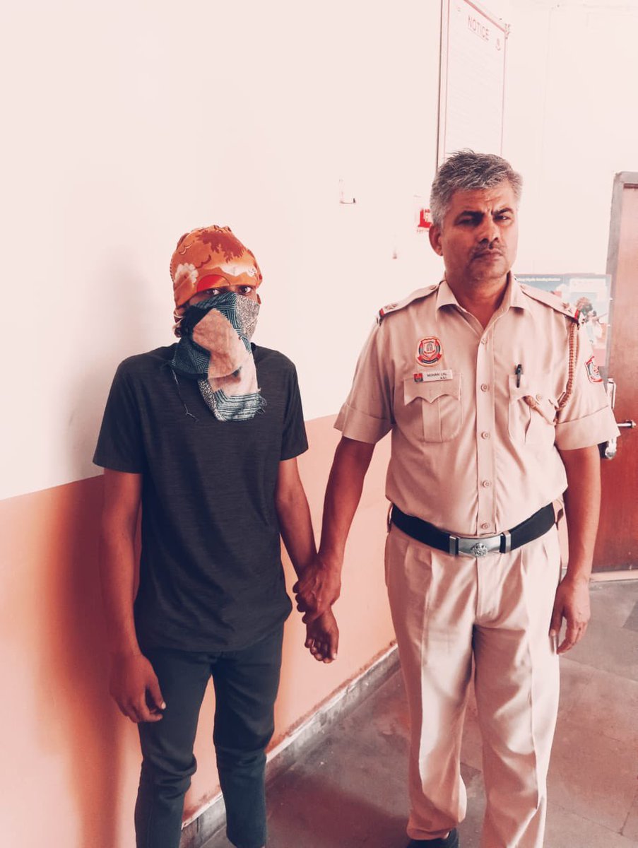 Vigilant picket staff of PS DBG Road, Central District, arrested an autolifter Akash. Recovered: one stolen mobile phone, a button-actuated knife, and a stolen scooty. Akash is previously involved in 10 criminal cases. Great teamwork! #DelhiPolice #CrimePrevention