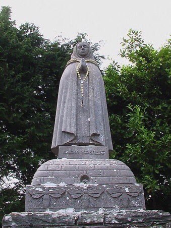 jdmccafferty's tweet photo. A saint for #WorldBeeDay     

St Gobnait of Baile Bhuirne #Cork 6th century #abbess associated with bees, who obeyed her.  The plinth of her modern statue is a busy hive     (John Saaats) https://t.co/i9PQ9dn0Pn