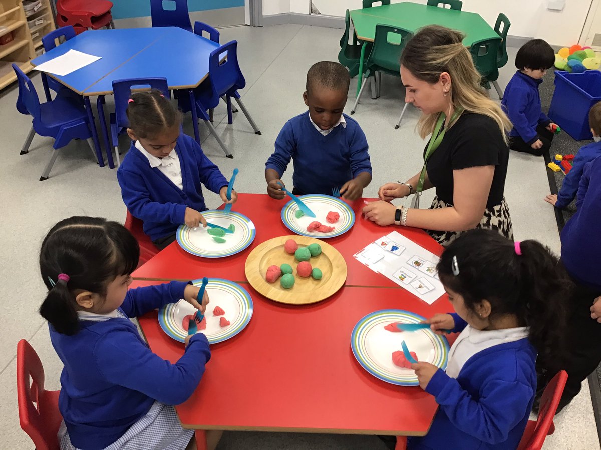 Fosse_TMET's tweet photo. The F1 children are practising using a knife and fork ready for when they have hot dinners at school next year. #fmeyfs #fmf1 #fmpd #fmdandt https://t.co/4L9d4YnVHY