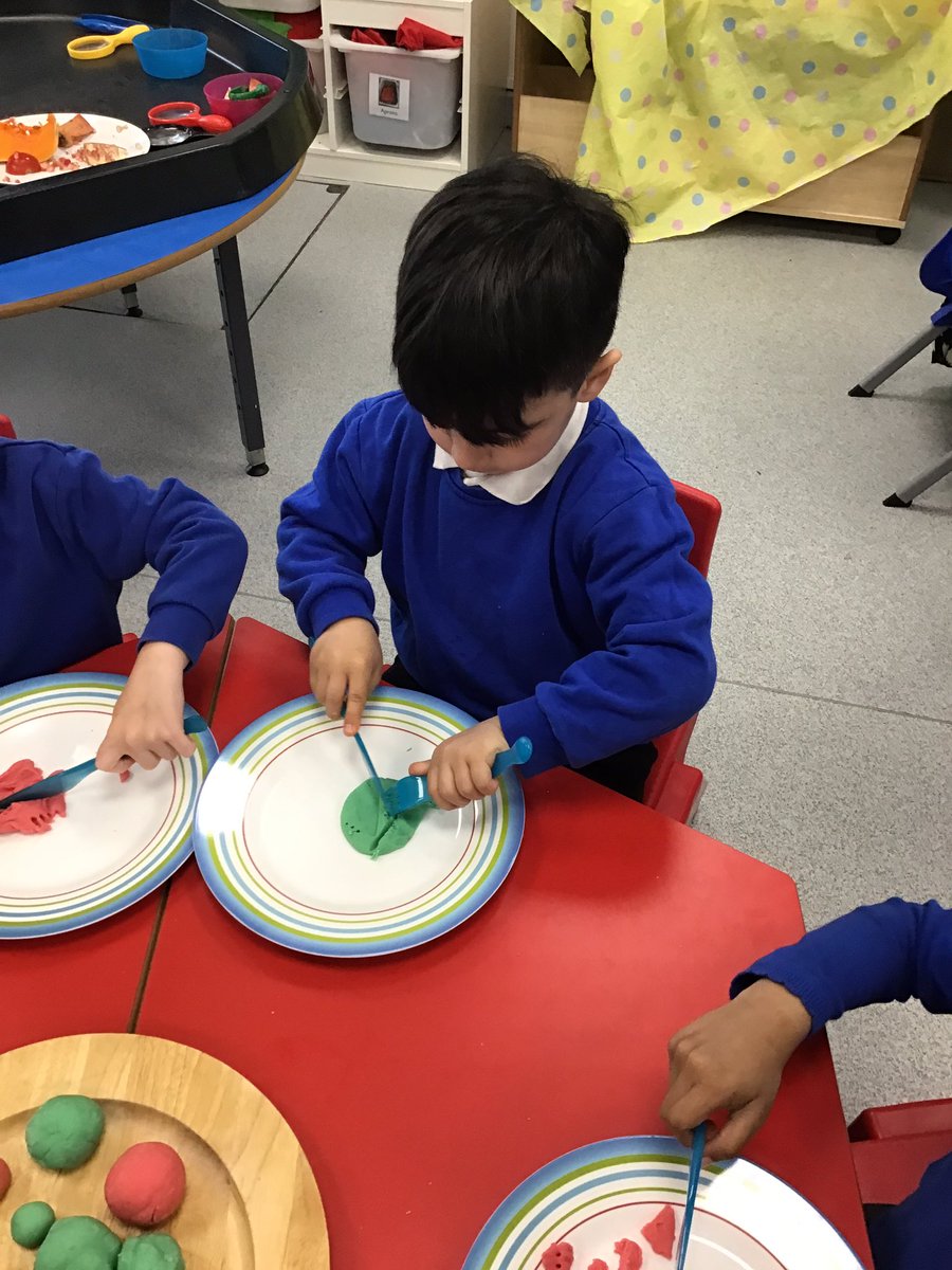 Fosse_TMET's tweet photo. The F1 children are practising using a knife and fork ready for when they have hot dinners at school next year. #fmeyfs #fmf1 #fmpd #fmdandt https://t.co/4L9d4YnVHY