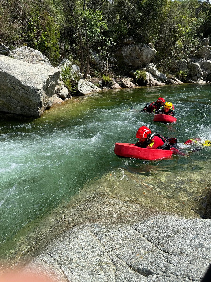 Defensagob's tweet image. En el marco del convenio con la #FORMISC equipos del #BIEM3 @UMEgob han realizado prácticas de rescate acuático #WSAR para mejorar las técnicas de rescate en aguas bravas con la @UIISC5CORTE en Córcega #Francia.