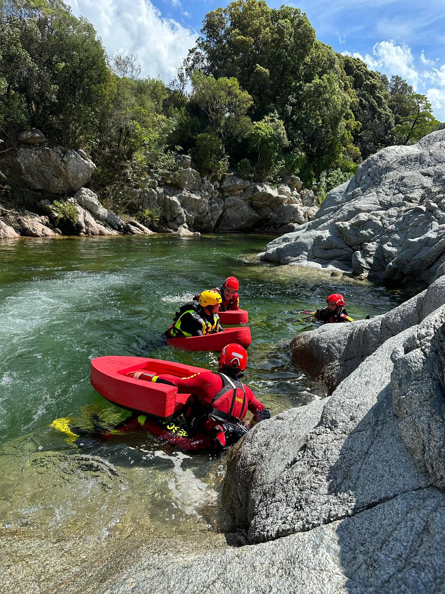 Defensagob's tweet image. En el marco del convenio con la #FORMISC equipos del #BIEM3 @UMEgob han realizado prácticas de rescate acuático #WSAR para mejorar las técnicas de rescate en aguas bravas con la @UIISC5CORTE en Córcega #Francia.