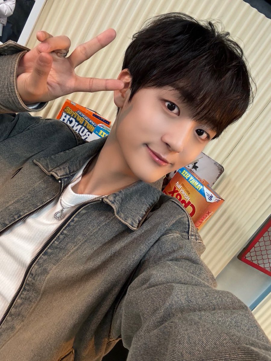 <a href="/LUN8_members/">LUN8</a> [TRANS INA] [#JinSu]
Hari ini Rose Day
Tapi aku tidak punya mawar. Maaf 
Sebagai gantinya, aku akan memberikan V yang keren.
Jadi maafkanku sekali ini saja ya

#루네이트 #LUN8 #V