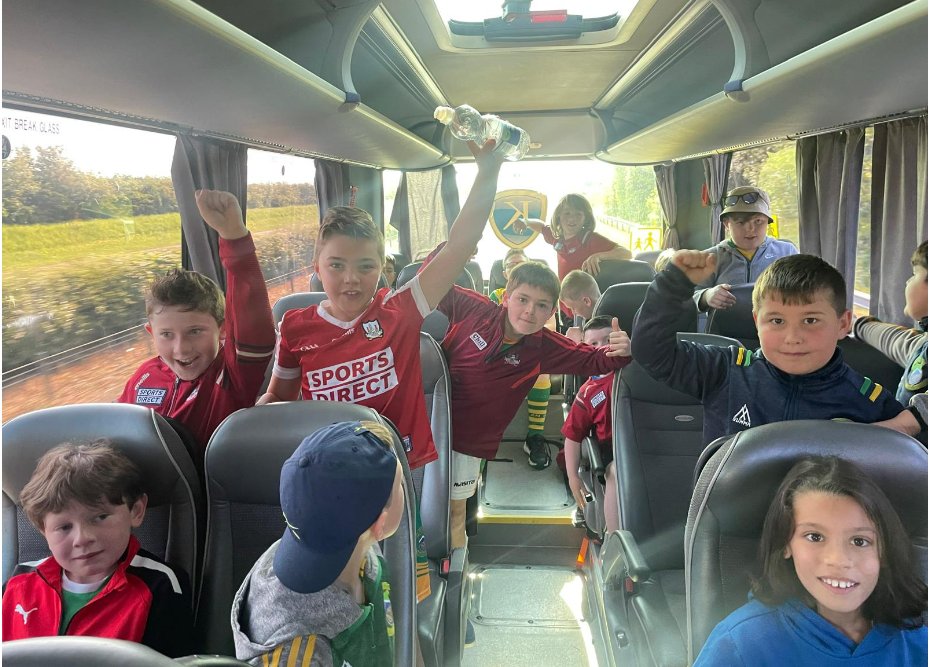 Cobh GAA U10s had Trip to Tipp yesterday They started their day with a challenge match against Hollycross and had a great time watching the cork victory Cobh chairman presented Hollycross with a framed picture of Cobh . @OfficialCorkGAA @corkbeo @CobhEdition @CobhNews