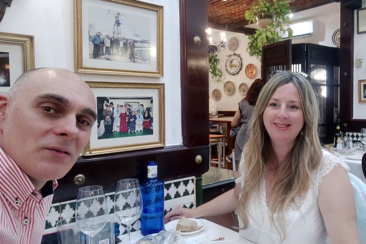 😍 Nueva semana y una nueva pareja que se ha ido a cenar en una #CitaACiegas organizada por el Dr. Amor @XaviRodriguez. 👫 Se llaman Francisco y Laura, son de #Cádiz y estas son las 3 fotos que nos pasan de esa velada. La verdad es que estoy perdido: con estas imágenes, no sé si