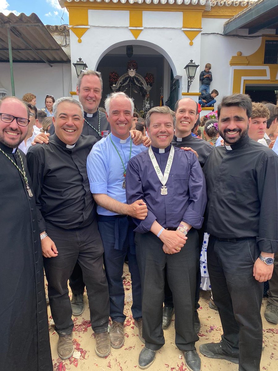 Sacerdotes sevillanos en la ⁦<a href="/HdadRocioDosHna/">Hermandad del Rocío de Dos Hermanas</a>⁩