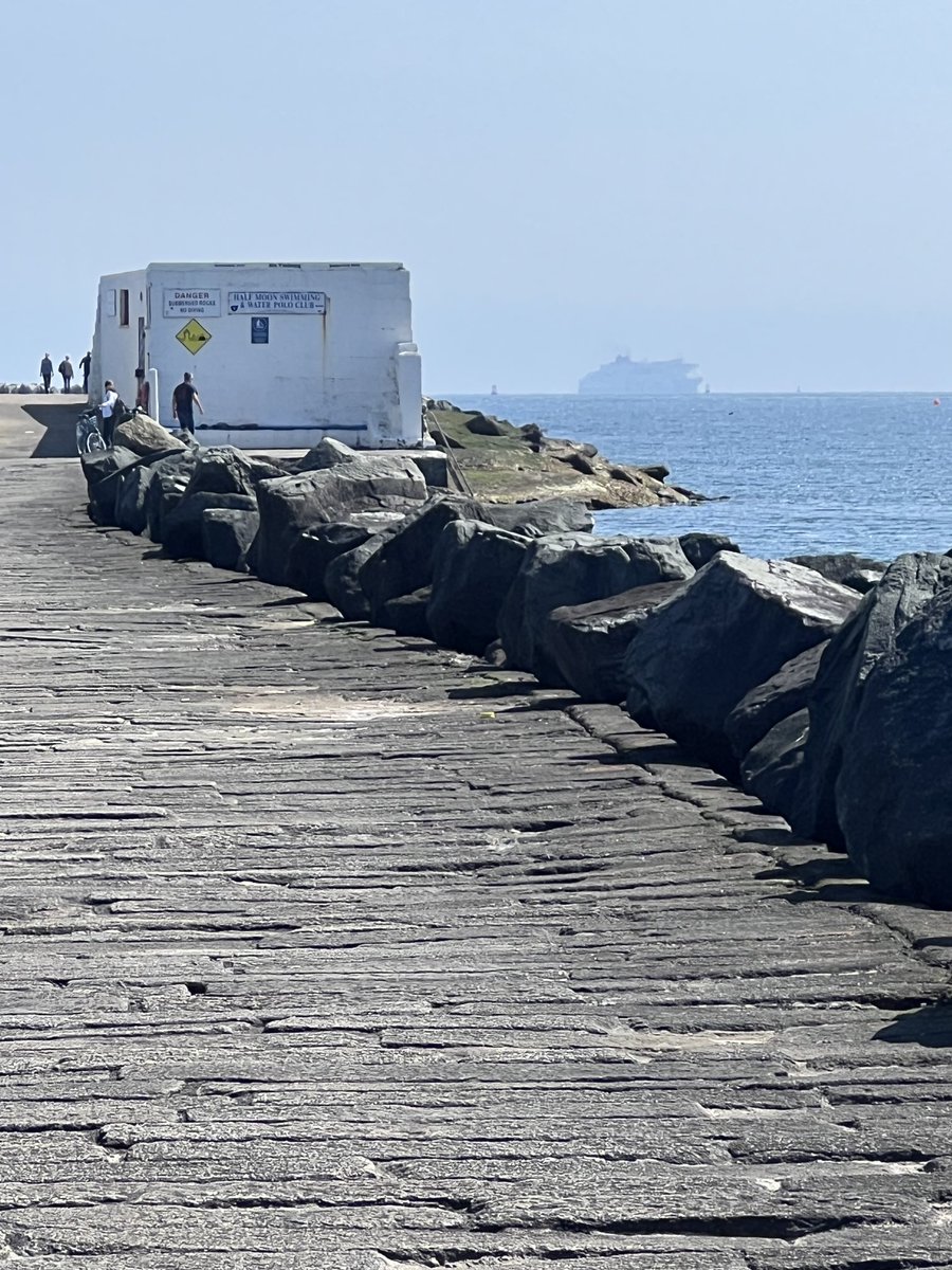 DerekDignam's tweet photo. First swim. Breath taking. #halfmoon. #greatsouthwall https://t.co/0weWtF89Q0