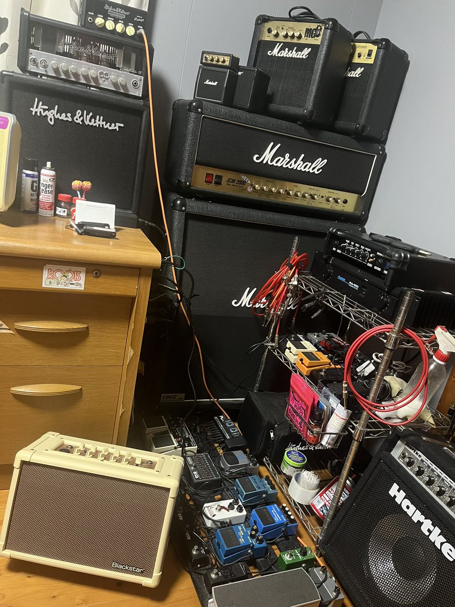 kikumasa4116's tweet photo. ＃マーシャルアンプ
＃jcm2000
かれこれ、23年前に、
新品で買ったアンプ、
当時、真空管アンプは時代の流れでいずれ消えていくんだろうなと思ってましたが僕を始め未だに多くの方、スタジオで使われてます、当時12回払いのローンで購入、この23年の間に
プリ管の交換2回、⤵️ https://t.co/TngDQ2r5I3