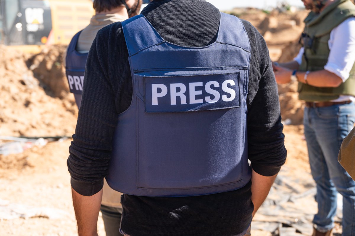 Flera journalister och fotografer som bevakat konflikten mellan Israel och Palestina, mer specifikt i Gaza har avslöjats ha samröre med olika terrorgrupper som Hamas, PFLP och Islamiska Jihad. 

Några exempel är: 

*En reporter från Al Jazeera vid namn Abu Omar avslöjades vara