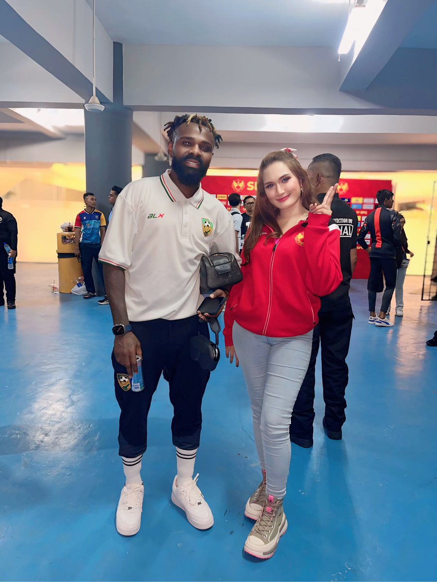 nursyuhada_7's tweet image. With Habib Haroon 5 🔰😍😍

#KedahDarulAmanFC #KDAFC #PulunKedahPulun #HabibHaroon #SangKenari