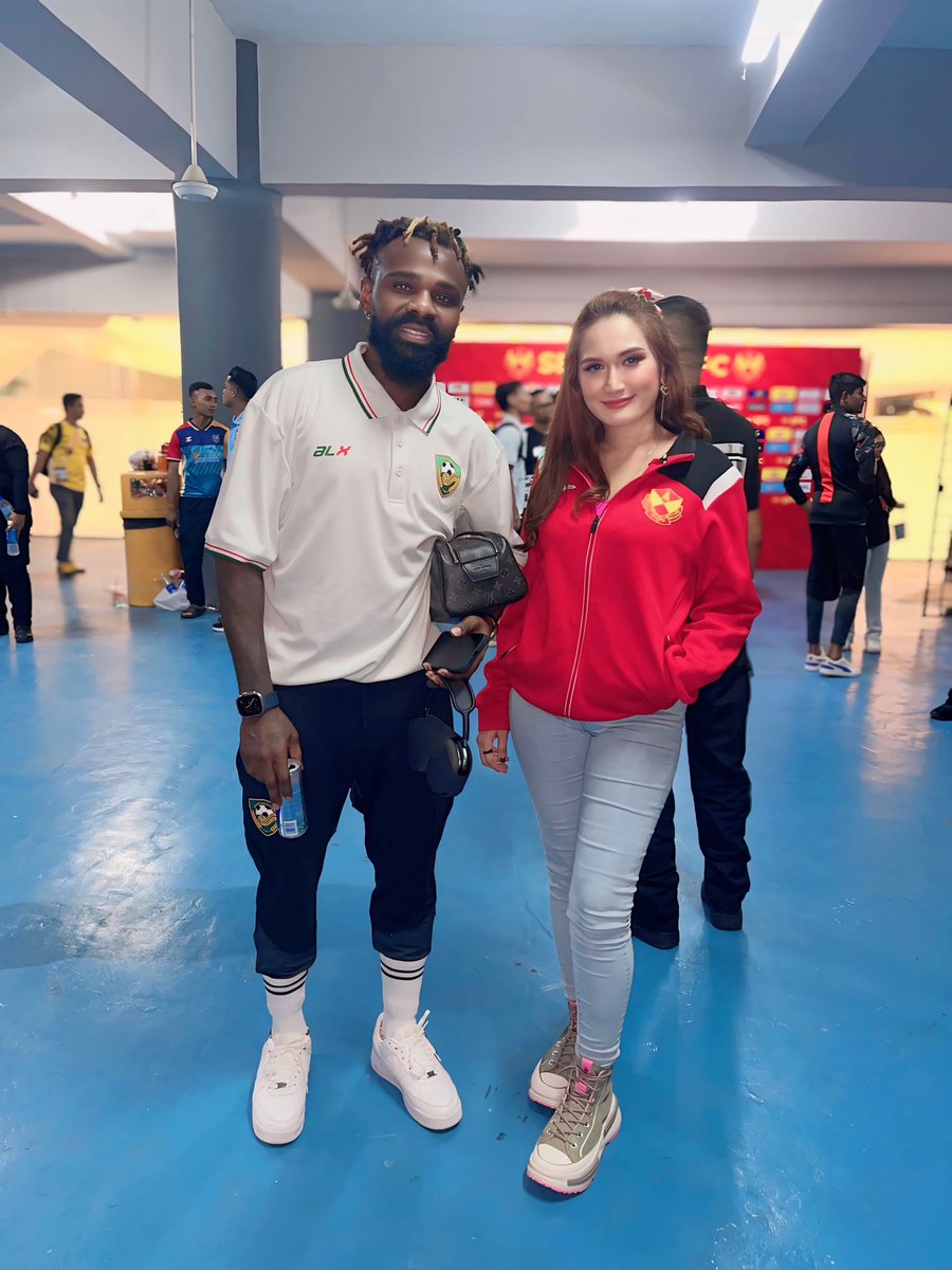 nursyuhada_7's tweet image. With Habib Haroon 5 🔰😍😍

#KedahDarulAmanFC #KDAFC #PulunKedahPulun #HabibHaroon #SangKenari