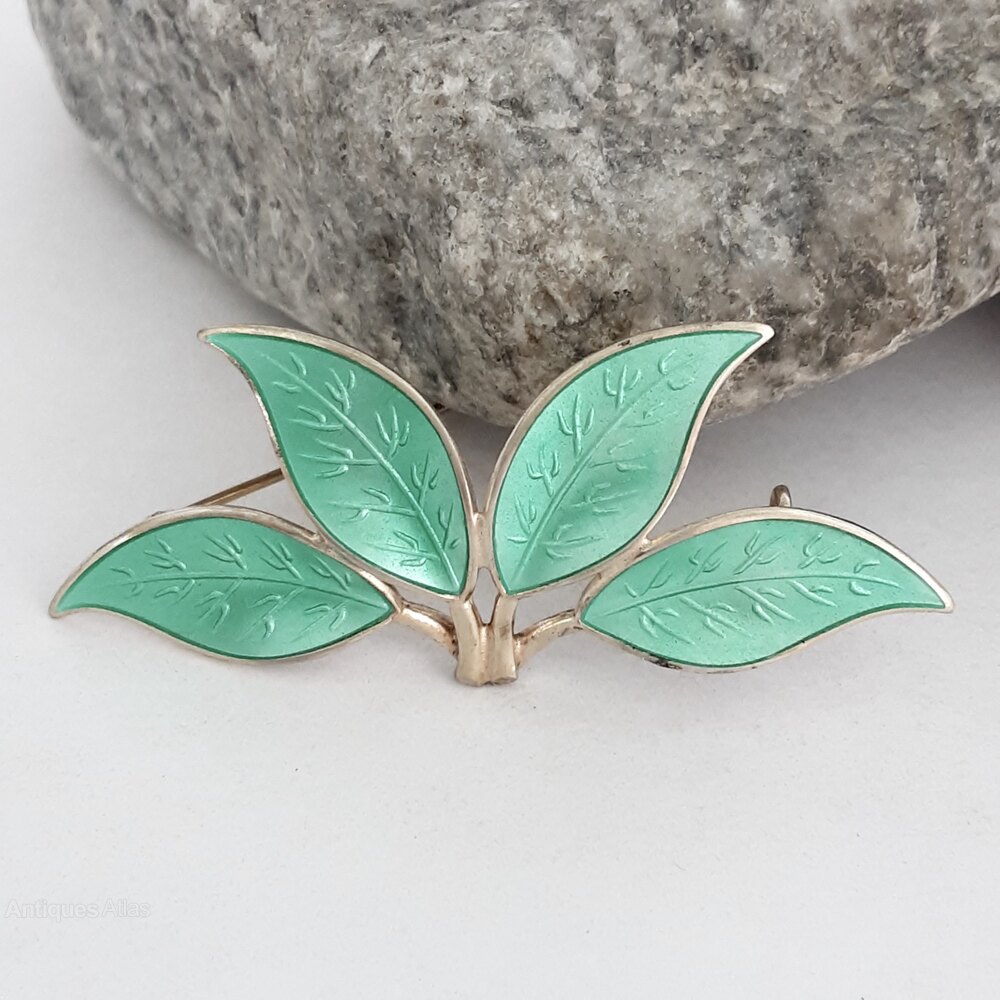 For sale on Antiques Atlas is this David Andersen Mid Century Silver & Enamel Brooch antiques-atlas.com/antique/david_… Stunning Gift🎁 idea 
#antique
From Greestone Antiques @greestoneantiques 
#davidandersenjewellery #enameljewellery #enamelbrooch #midcenturymodern
#midcenturyjewelry