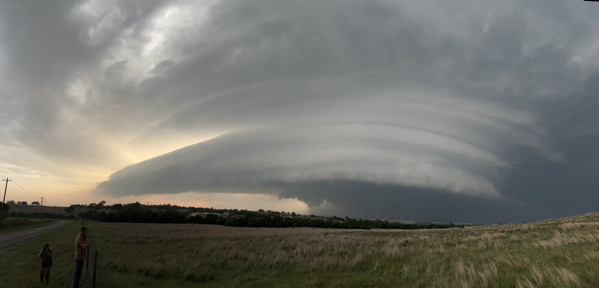 TornadoTours4u's tweet photo. Wat. Een. Dag. 
Gisteren na aankomst gelijk naar NW oklahoma gereden. Daar super mooie structuren gezien en 5! Tornado’s. 😃
Betere foto’s volgen snel 👌🏻 https://t.co/9gfRX6Nqkx