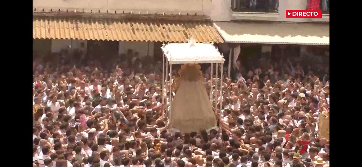 🟣 Sigue avanzando la Virgen del Rocío por la calle Almonte. ✅ Estamos EN DIRECTO en @7TVSevilla 📺 🔗 7tvandalucia.es/sevilla/#