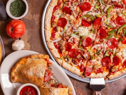 Located in @OldTownCHI, Old Town Pub is a great neighborhood spot with large #beer selection, hand-crafted #pizza, #burgers, & more with plenty of screens to watch all the games! evisitorguide.com/chicago/brochu… #Chicago #chicagopizza #travel #budgettravel #sightseeing #OldTownCHI