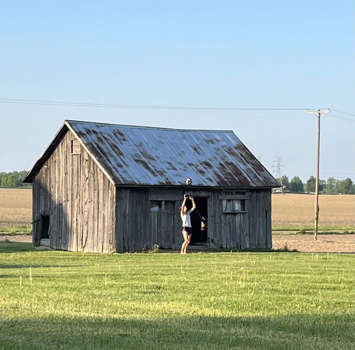 keeping_emma's tweet photo. Weekend spring trainingβ¦when you live 50+ miles from your club @RecruitMiElite @MIEliteVB #Beelite #volleyball #2026setter #farmlife #spring #outdoors https://t.co/YHoqc2ZPSu