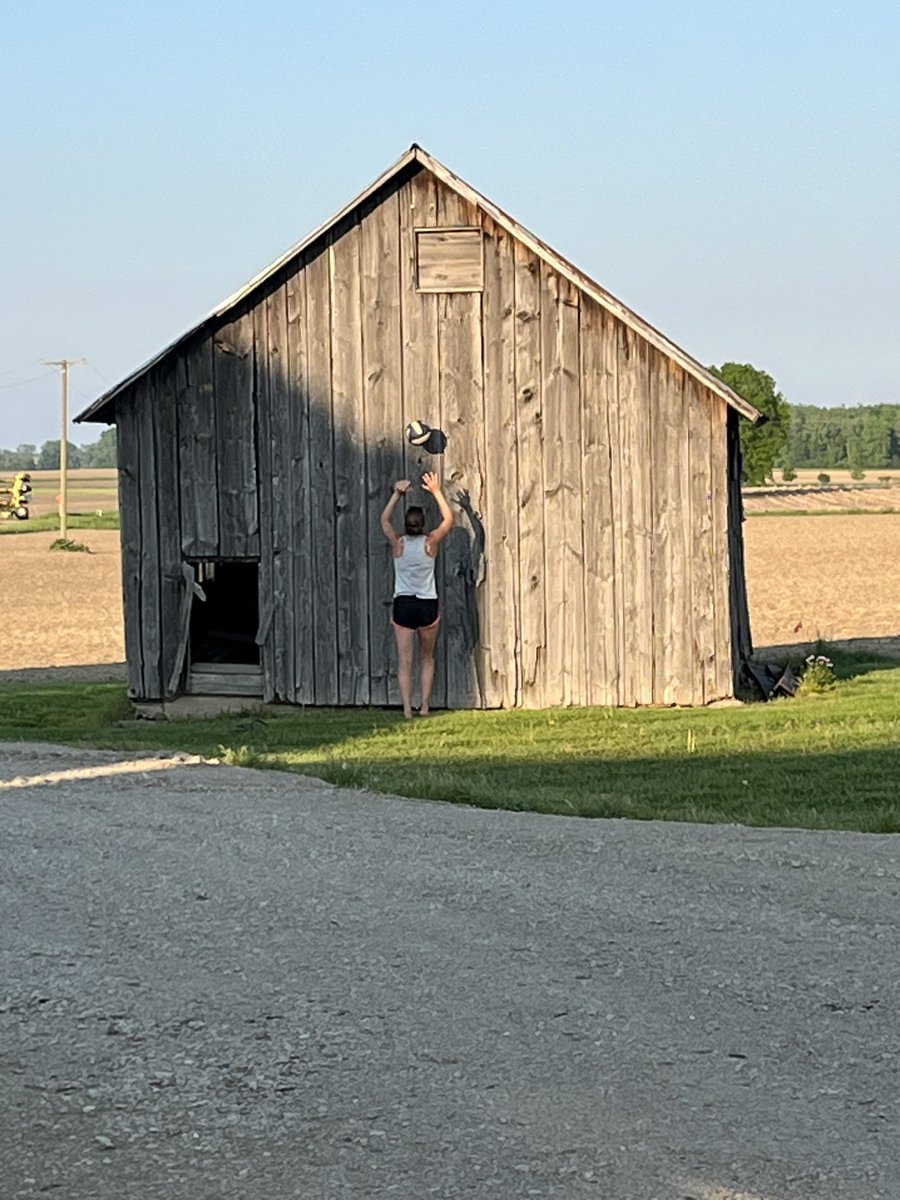 keeping_emma's tweet photo. Weekend spring trainingβ¦when you live 50+ miles from your club @RecruitMiElite @MIEliteVB #Beelite #volleyball #2026setter #farmlife #spring #outdoors https://t.co/YHoqc2ZPSu