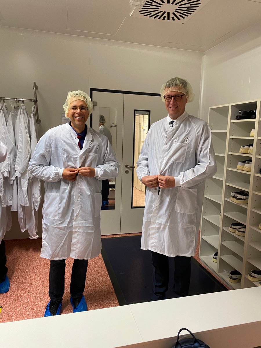 Next, we whisked the @mpgpresident to the @CEITEC_Brno @VUTvBrne site where he toured the unique @CeitecNanoBioCF This involved some clean room action.👇 (4/10)