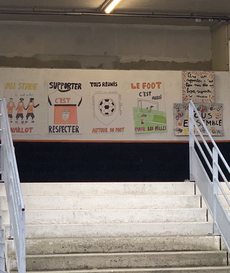 AiraultIsa's tweet photo. 5 classes au stade du Moustoir pour supporter le ⁦@FCLorient⁩ après avoir travaillé sur la charte du bon  supporter impulsé par les ateliers « lutter contre les discriminations » de la ligue de l’enst. et se préparer en EPS à la rencontre foot de ⁦@usep_56⁩👏PE&amp;élèves https://t.co/sQKET0uzM2