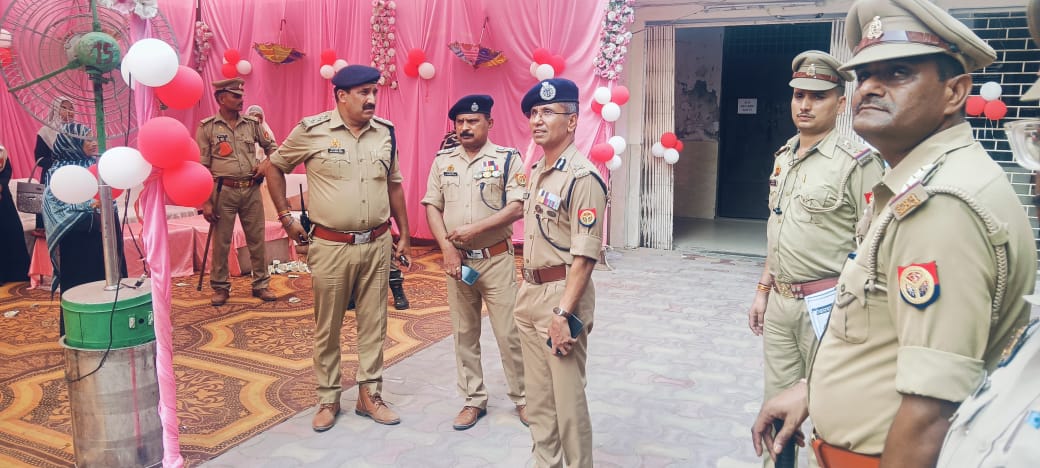 लोकसभा चुनाव 2024 के मतदान को सुरक्षित व निष्पक्ष बनाने के लिए पुलिस आयुक्त लखनऊ @LkoCp द्वारा मतदान केंद्रों का भ्रमण कर सुरक्षा-व्यवस्था का लिया जा रहा है जायजा। #UPPolice #Lkopolice_On_Duty #LokSabhaElections2024 @uppolice