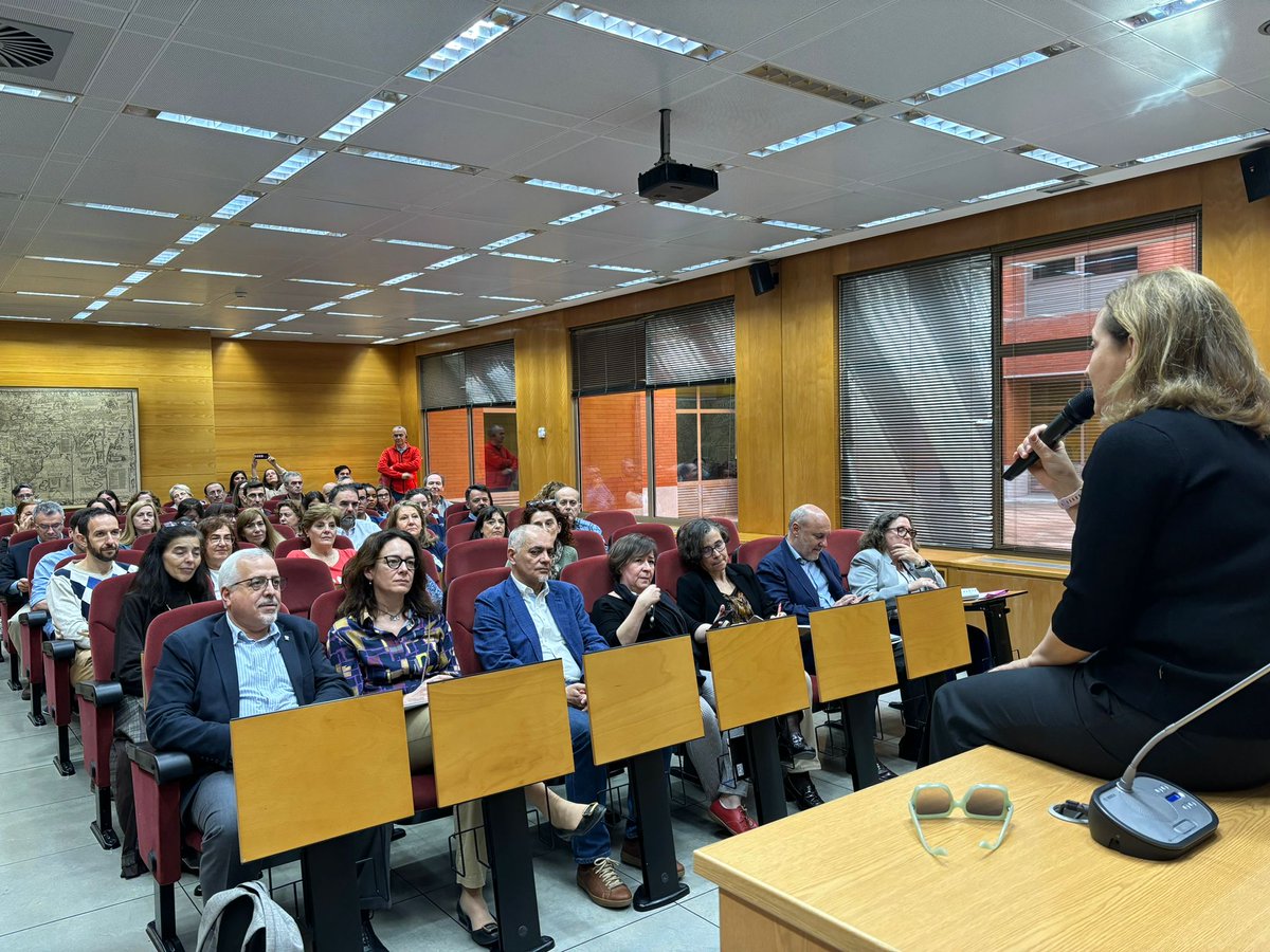 La presidenta del #CSIC, @delPinoE, se ha reunido hoy con el personal del @IPP_CSIC e @IFS_CSIC, dos institutos integrados en el @CCHS_CSIC centrados en el diseño de políticas públicas para avanzar en el desarrollo de la sociedad y en la aplicación transversal de la filosofía.