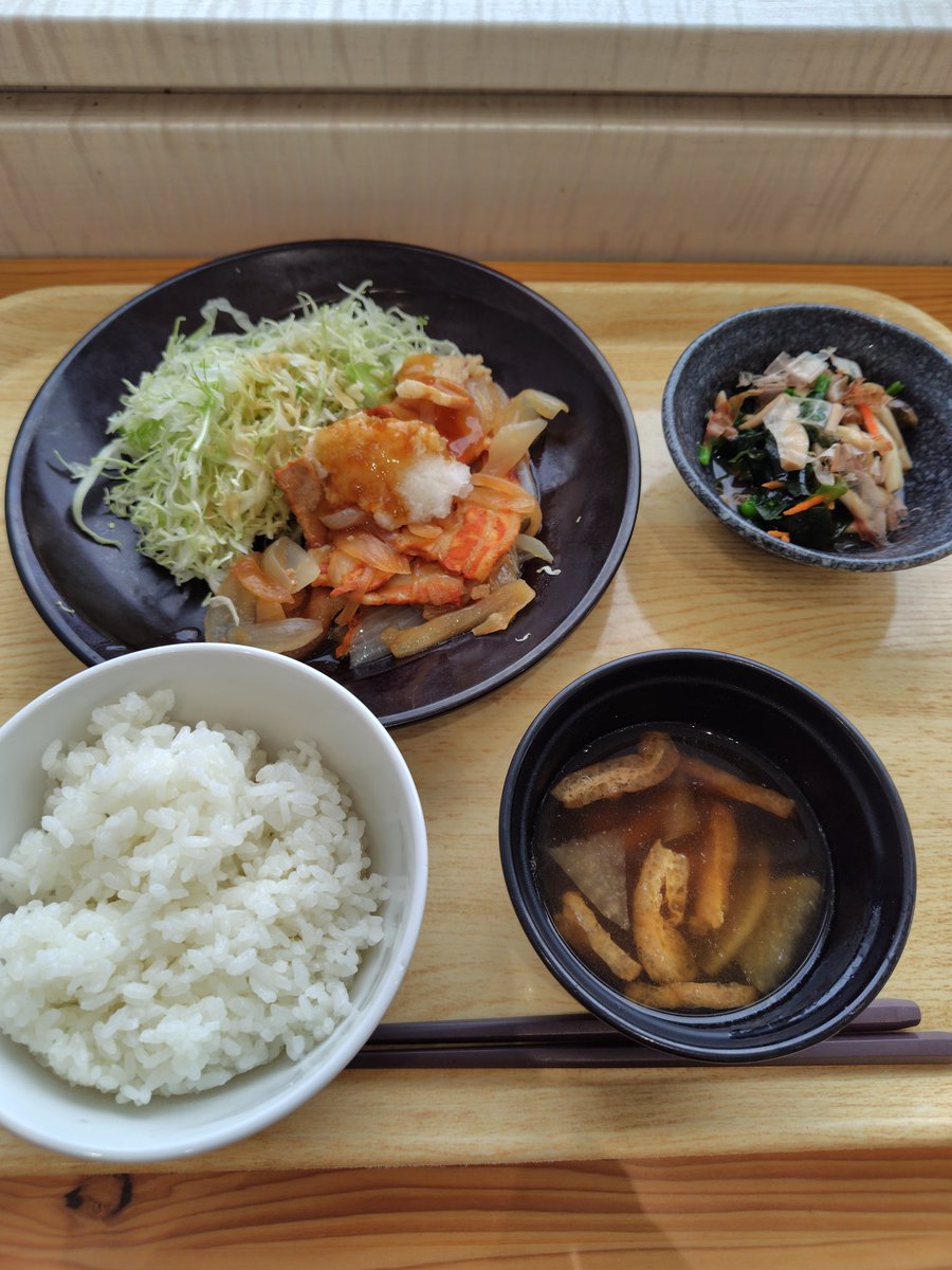 都庁ピアノの前に腹ごしらえ🍚😋４時まで聴いた後三角ピアノへ🎹今日再開したのでかなり並んでましたよ👍その列の中に見覚えのある方があっ、みやけんさんだ〜✨その後ろにはガラの悪そうな人が…えっばたばたさんじゃないですかこんなツーショットありえねー🤣お二方投稿許可有難うございます🙇