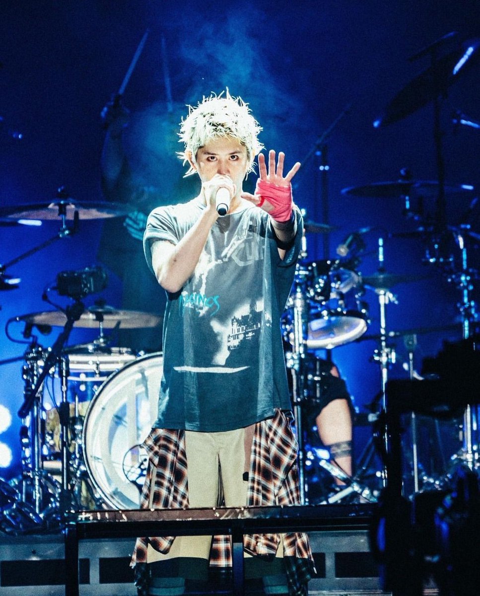 ape_10969's tweet photo. Awichが最大火力HIP HOPスーパーチームで曲ごとにどよめくような歓声が鳴り、あのワンオクが飲み込まれることが脳裏をよぎる。

後半出てきたキング率いるモンスターバンド。相手の6本のマイクをマイク1本で受け止め、跳ね返す。気づけばいつものKingの独壇場

忘れられない異種格闘技頂上決戦だった https://t.co/9kClSjekYP