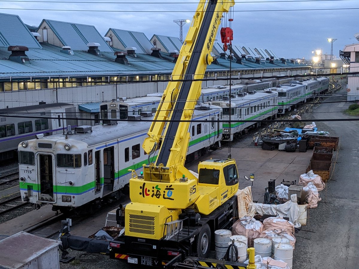 キハ40-1774は今朝には台車のみとなっており、夕方には影も形も有りませんでした。 お次はキハ40-1715の様で、クレーンの横に移動していました。 #釧路運輸車両所 #キハ40