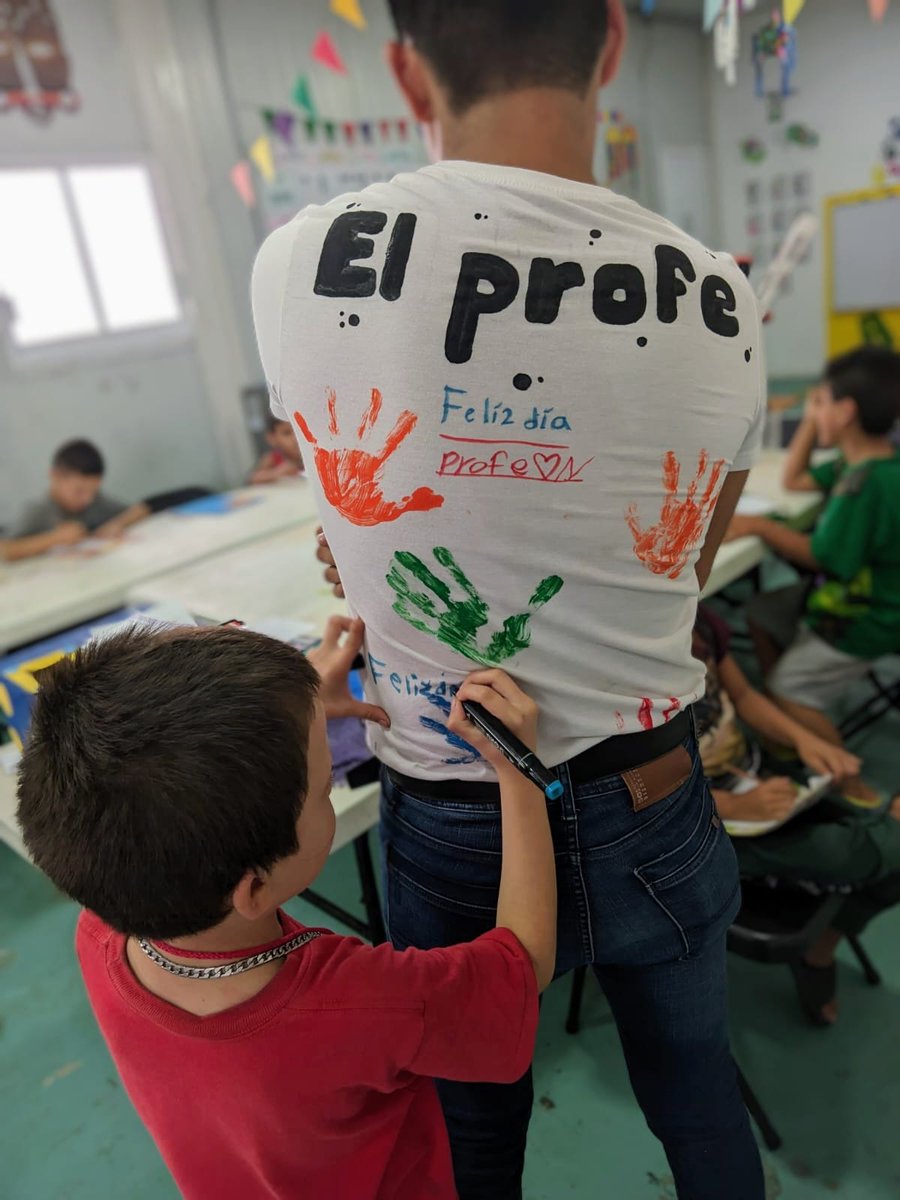 📚✨ Está semana celebramos el Día del Maestro en la Escuela Sin Fronteras de una manera única y emotiva. ¡Gracias, Adrián, por tu incansable dedicación y pasión! 🌟👩‍🏫👨‍🏫 #DíaDelMaestro #EscuelaSinFronteras #everywhereschools #alberguehys #laeducacionesunaemergencia