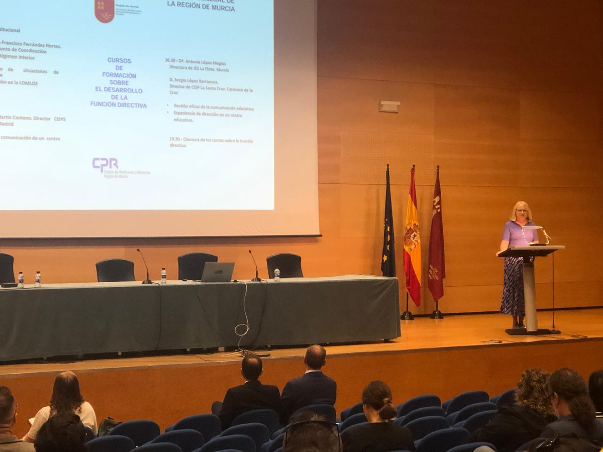 CPRRegionMurcia's tweet photo. Acaba la formación para el Desarrollo de la Función Directiva Última sesión abierta por el consejero de @Educarm @VictorMarinNav y la directora del #CPR @aligofran24, y con sesiones de @FRANNORTES, Inspector Jefe Adjunto y @oscarmartincen ,director del @cosantodomingo de #Madrid https://t.co/ywRChHJo68