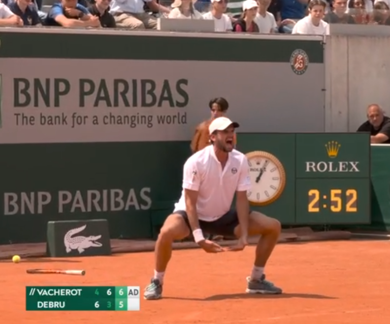 La célébration de Valentin Vacherot qui a relâché la pression. 🤣 #RolandGarros