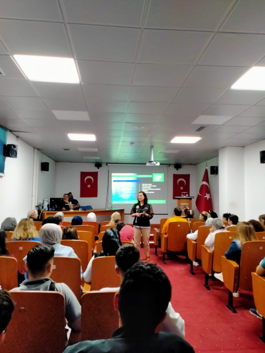 Bugün, saat 12.30 da, hastanemiz konferans salonunda, İl Emniyet Müdürlüğü Narkotik Suçlarla Mücadele Şube Müdürlüğü tarafından “Bağımlılıkla Mücadele Farkındalık Eğitimi” verilmiştir
#ankara #ankarailsağlık #ankarailsağlıkmüdürlüğü #beytepemuraterdiekerdevlethastanesi