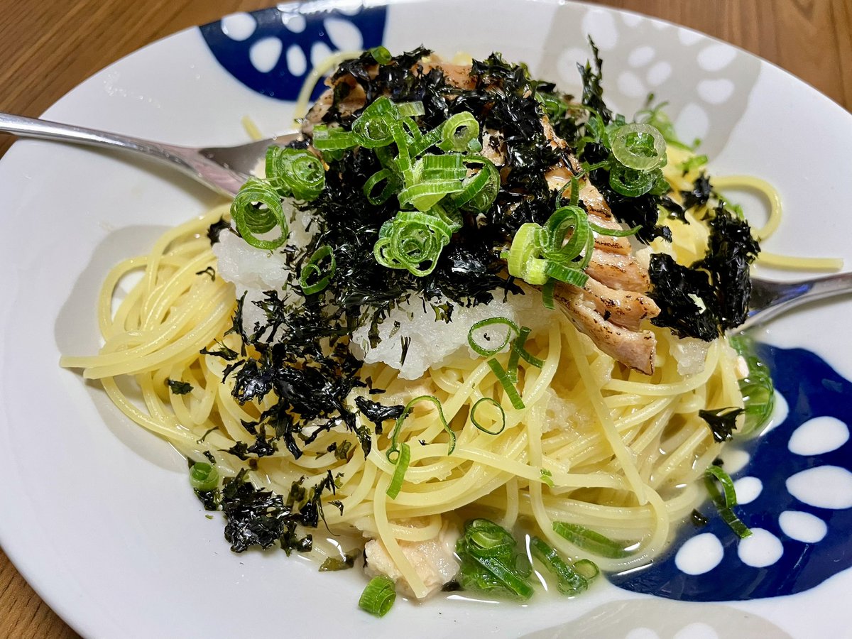 泣きながら作ったツナおろしスパゲティ…🐟
使ったツナは
由比缶詰所の綿実油ファンシーと
オリーブ油漬けシーチキン炙りトロ🐟
大根おろしが喉に優しくしみます😌