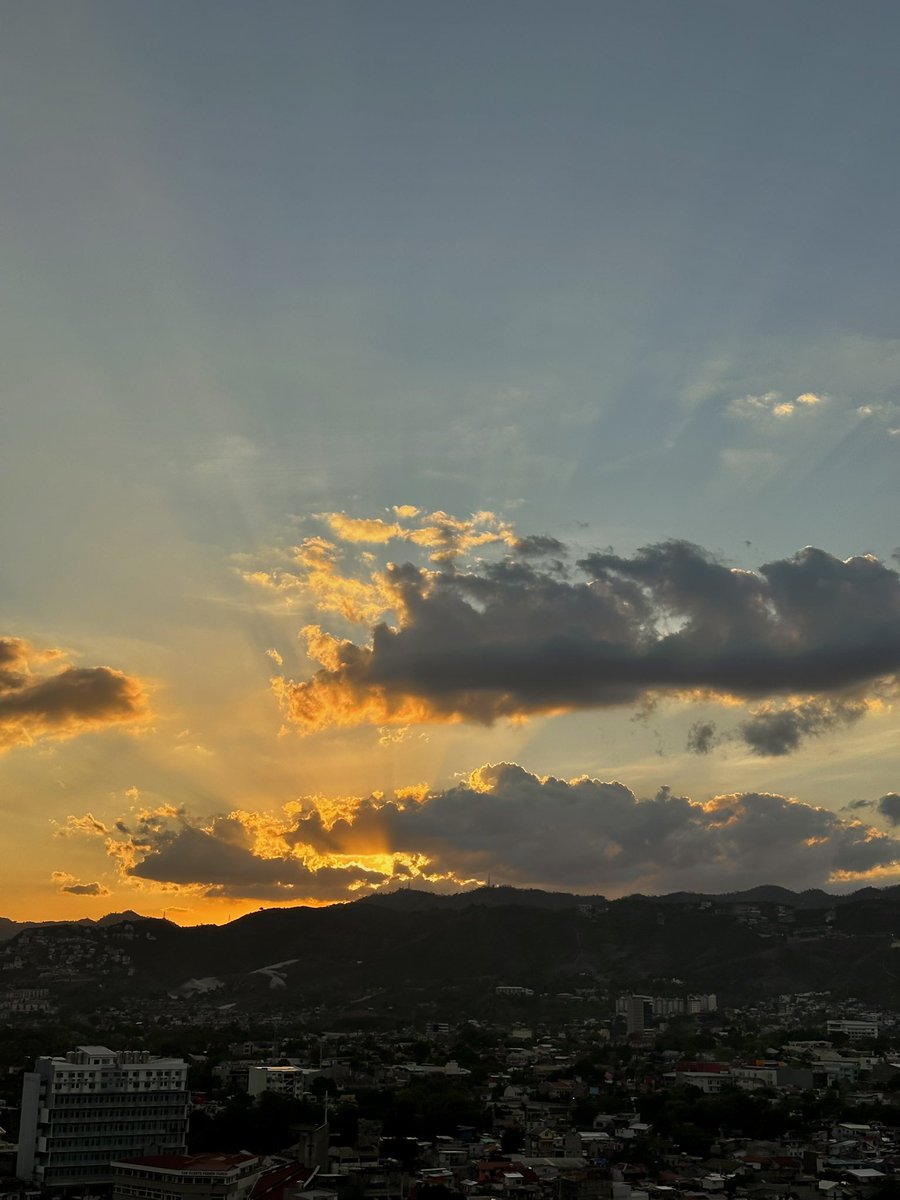 _bonnj1997's tweet photo. Even the most beautiful days eventually have their sunsets. https://t.co/MpMUp6ixrk