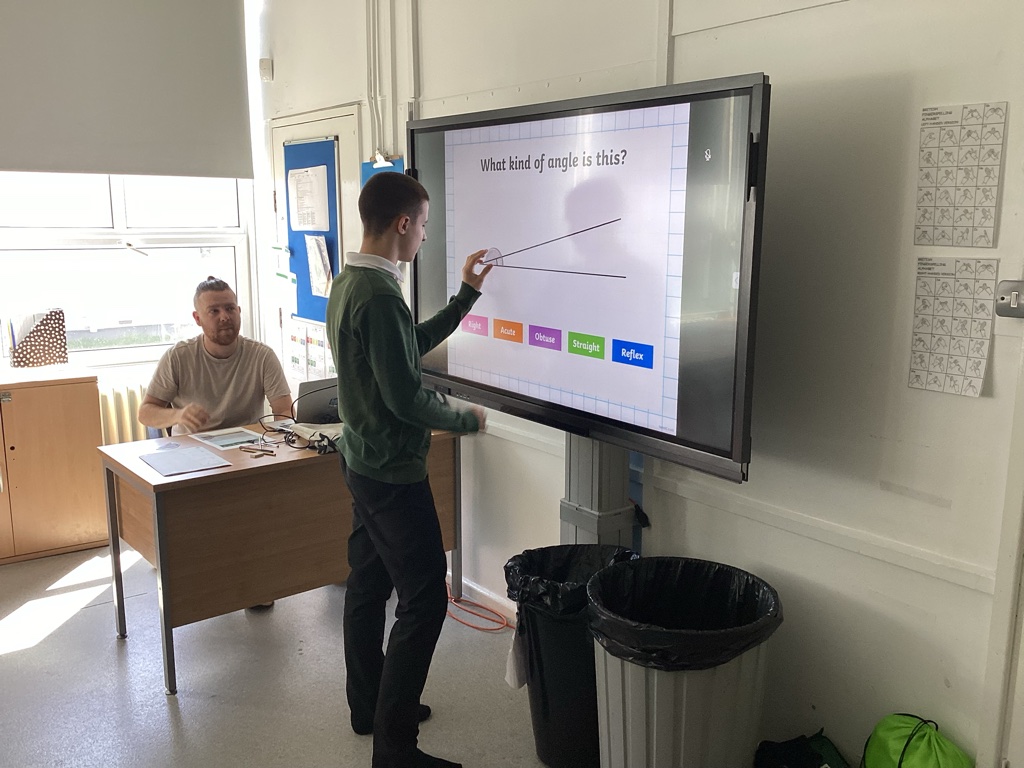 LAForestApp's tweet photo. During a Maths lesson, Elm class have been learning about how to use a protractor and measure angles. https://t.co/8pWKBHze1R