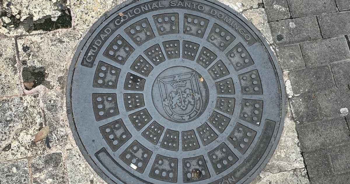 munizenrique's tweet photo. Santo Domingo: Mucho podría decir de mi última visita a la Ciudad Colonial, sus rincones, la imponente catedral primada de América..., pero por la novedad o por su calidad, tengo que decir que además de estas alcantarillas nuevecitas, hay allí un museo… https://t.co/GVfde0Vyf6 https://t.co/GLc5x6P60K