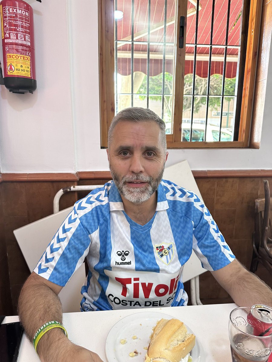 Con to la cara de comparsista un lunes por la mañana.

¡Es mi amigo! 🙋🏻‍♂️❤️❤️
<a href="/OscarPiedrola/">🍩scar Piédrola🏴‍☠️</a>