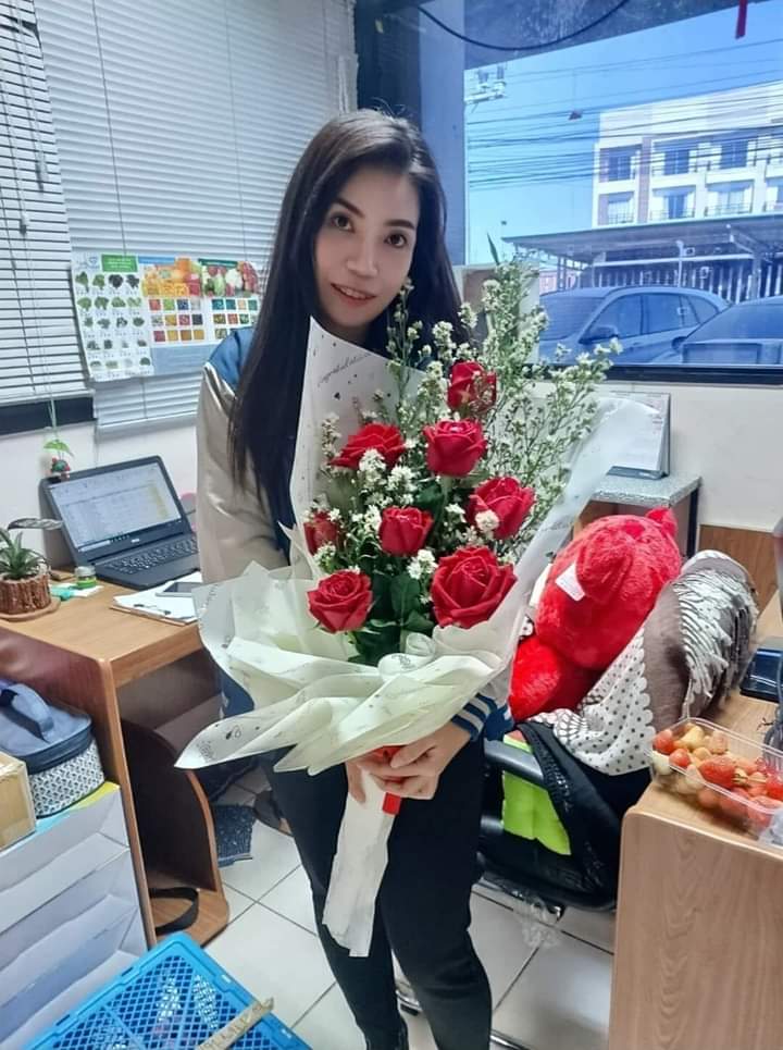 i56587's tweet photo. ที่โพสลงสวยจังเลยคับได้กีดอกแล้วคับเลยพิมตอบไปยังไม่ได้เลยผอ.ยืมเขามาโฟสนักเรียนพิมกับมาว่าอาจารอยากได้กีดอกดีละคับเดียวผมจัดให้แล้วนักเรียนก้อวงเล็บว่าจัดช่อดอกไม้ให้555เลยพิมกับไปว่าไม่เป็นไรจะแต่ในใจคิดว่าจัดอย่างอื่น555ดันคิดลึกไปได้นะเรา555จบ https://t.co/x2pxShJyC8