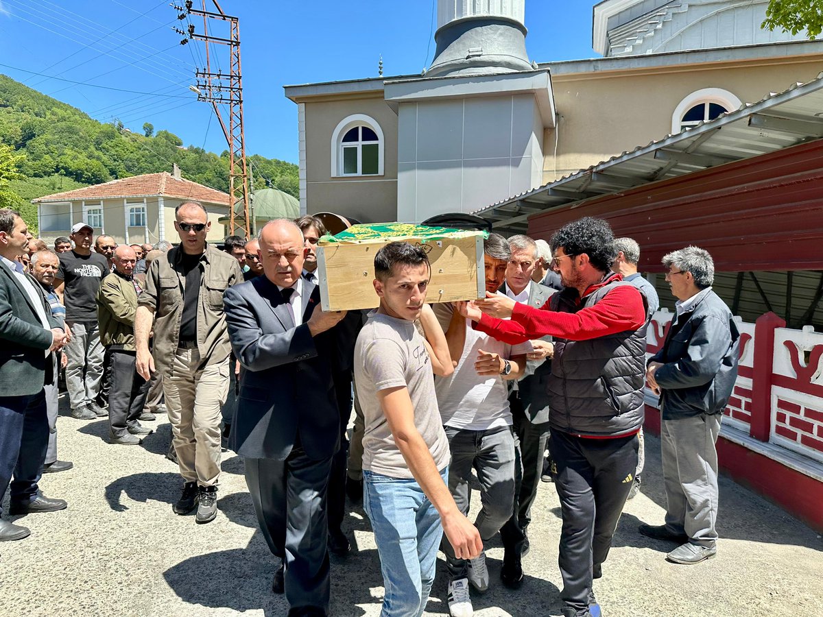 Valimiz Sayın Muammer Erol, 16.02.1990 tarihinde Diyarbakır ilinde bölücü terör örgütü ile girilen çatışmada şehit olan Piyade Çavuş Salih Keskin’in vefat eden babası Mehmet Keskin’in Kabataş ilçesi Ilıcak Mahallesi Camiinde kılınan cenaze namazına katılarak, ailesine ve