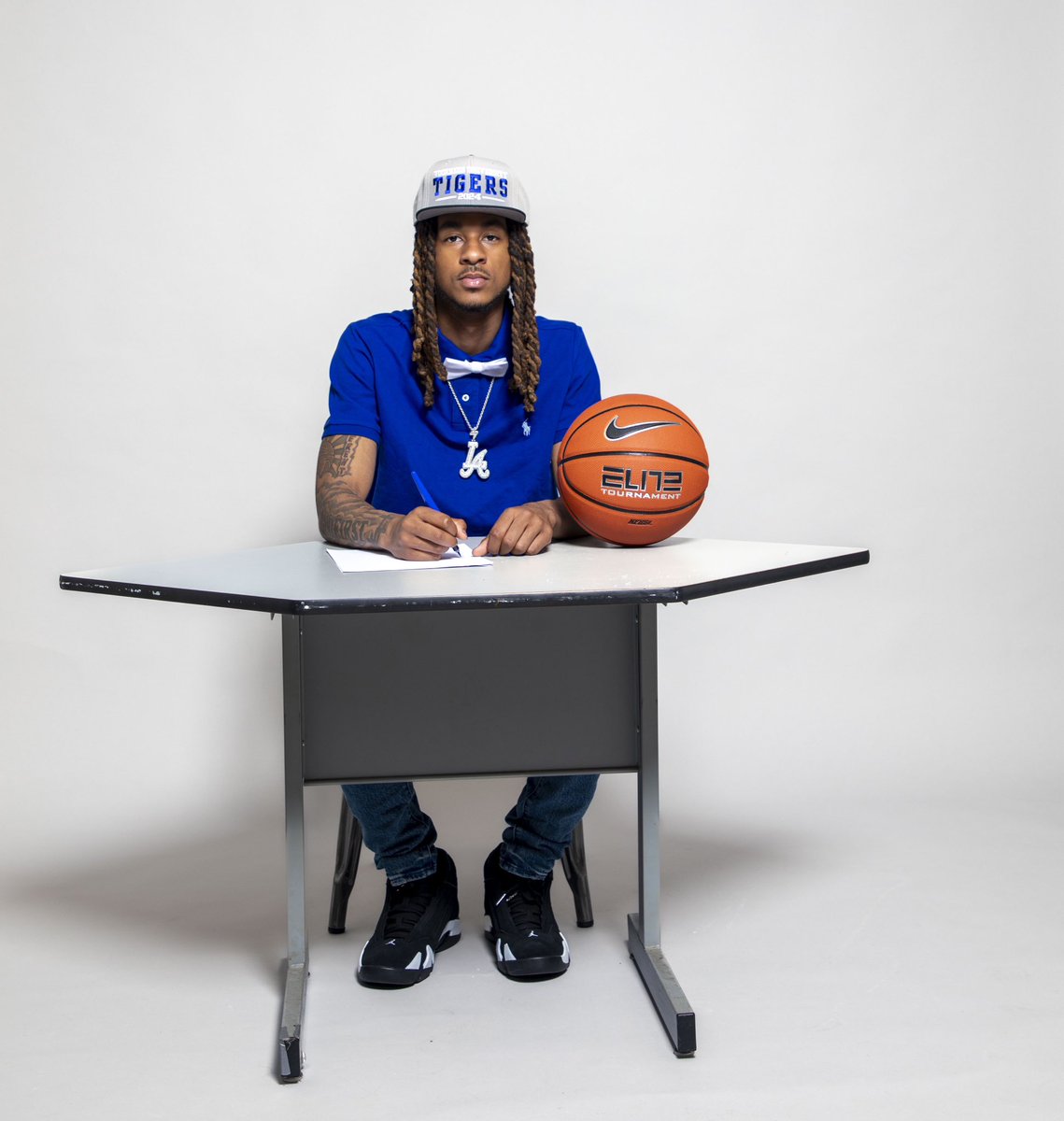 ShakamiAni's tweet photo. Today is My Baby’s Signing Day🥹🏀💙
⏰3:30PM
📍DEMON DEN
📸Corey Barnes
@JermarquisJ @CoachJGarman @coachjallday @VoorheesMBball https://t.co/zBYAn5LFw2